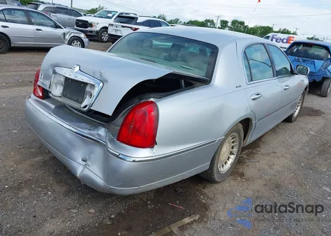 2000 Lincoln Town Car Executive from USA, damaged, VIN 1LNHM81W4YY871016